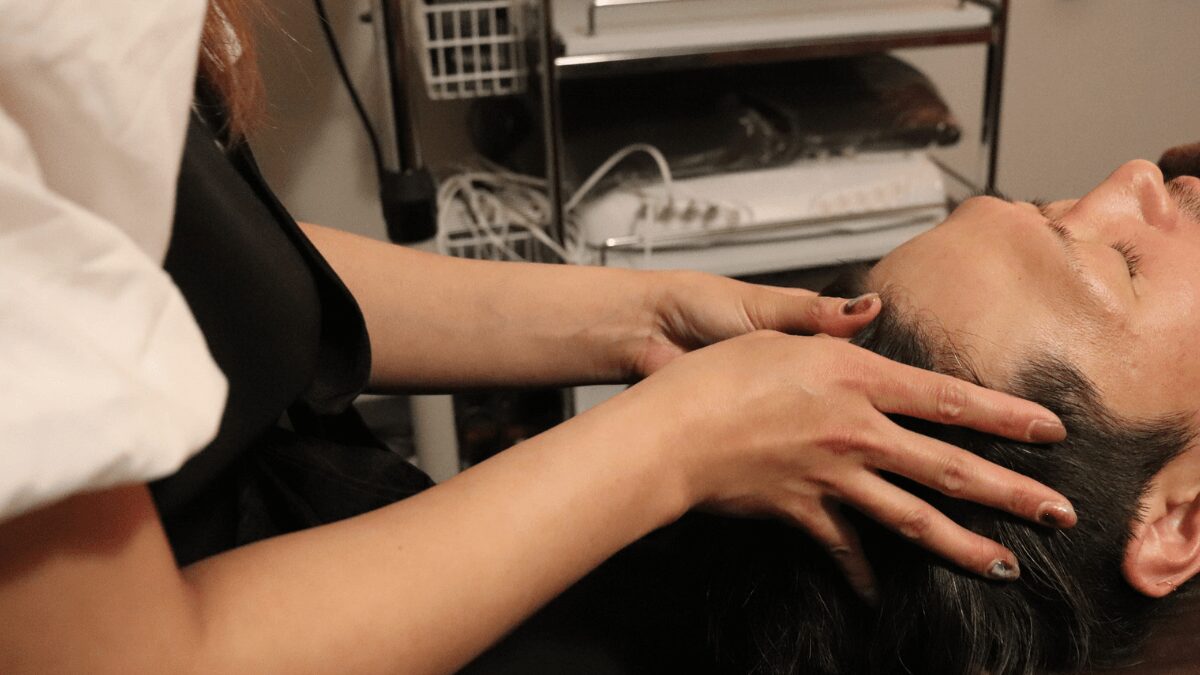 男性の仕事疲れを整えるヘッドスパ施術風景